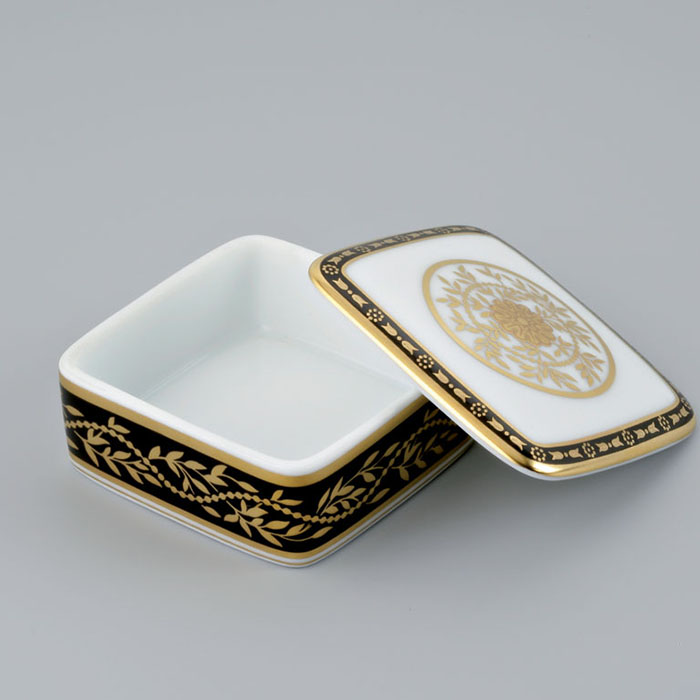THG MARQUISE NOIR DECOR OR Коробка для таблеток керамическая, квадратная 55х55 мм., настольная, декор черный/золото, цвет: белый