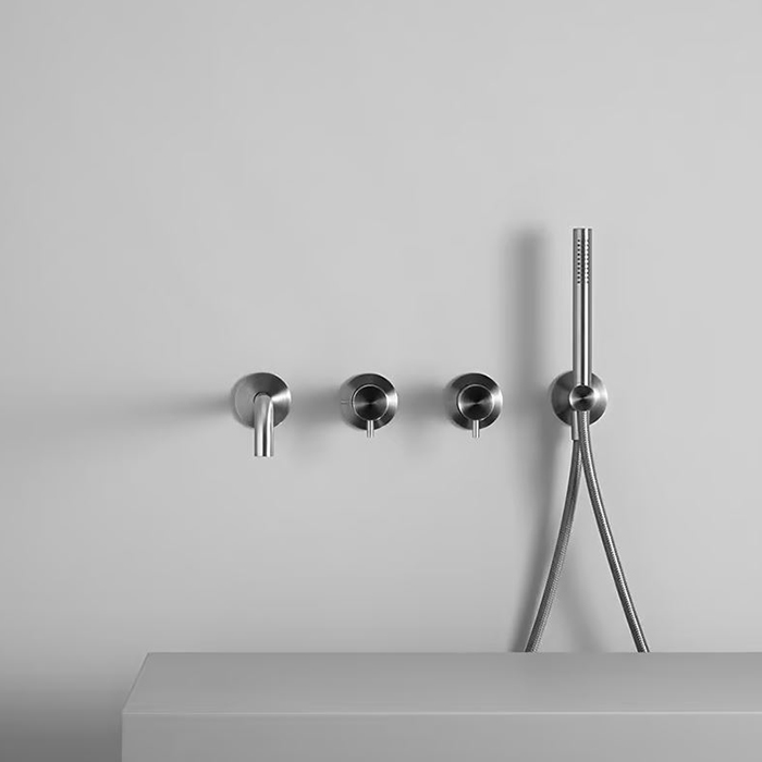QuadroDesign Source Смеситель для ванны, встраиваемый,  на 2 потребителя, с изливом и ручным душем, цвет: Brushed Stainless Steel