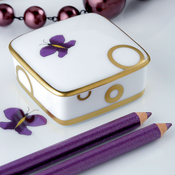 THG CAPUCINE MAUVE DECOR OR Коробка для таблеток керамическая, квадратная 55х55 мм., настольная, декор золото/лиловый, цвет: белый