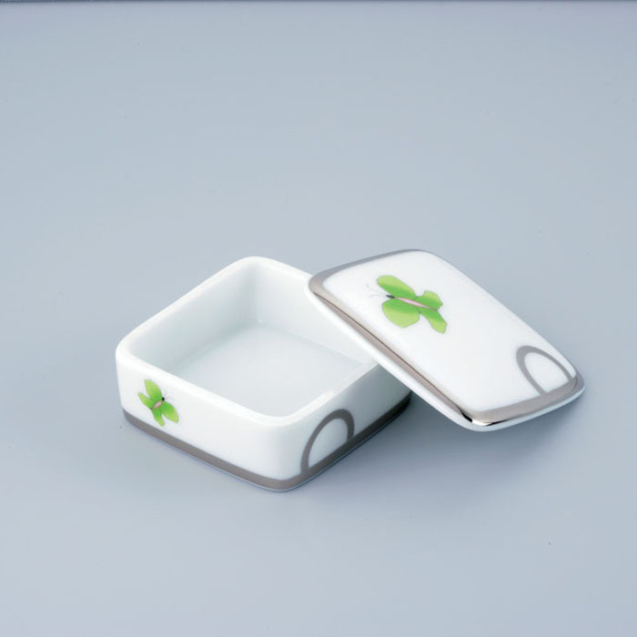 THG CAPUCINE VERT DECOR PLATINE Коробка для таблеток керамическая, квадратная 55х55 мм., настольная, декор платина/зеленый, цвет: белый