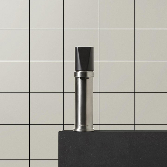 ANTONIO LUPI INDIGO Смеситель для раковины на 1 отверстие, излив 165 мм., ручкая черная матовая, цвет: сатинированная сталь