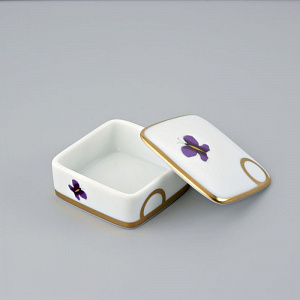 THG CAPUCINE MAUVE DECOR OR Коробка для таблеток керамическая, квадратная 55х55 мм., настольная, декор золото/лиловый, цвет: белый