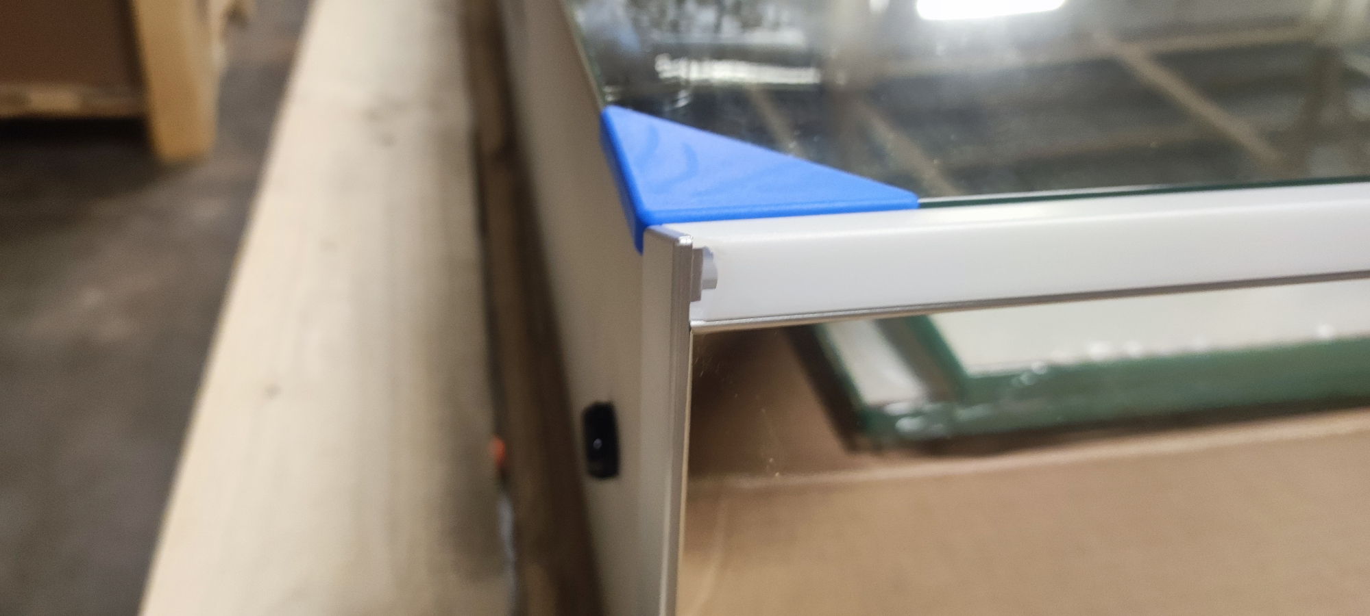 Laufen Frame Зеркальный шкаф 130x75см., LED-подсветка, алюминий, 3 двери, 2 розетки, с дефектом плафона