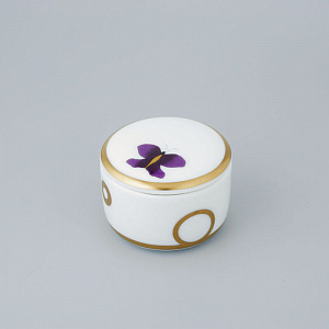 THG CAPUCINE MAUVE DECOR OR Коробка для таблеток керамическая, круглая ø55 мм., настольная, декор золото/лиловый, цвет: белый