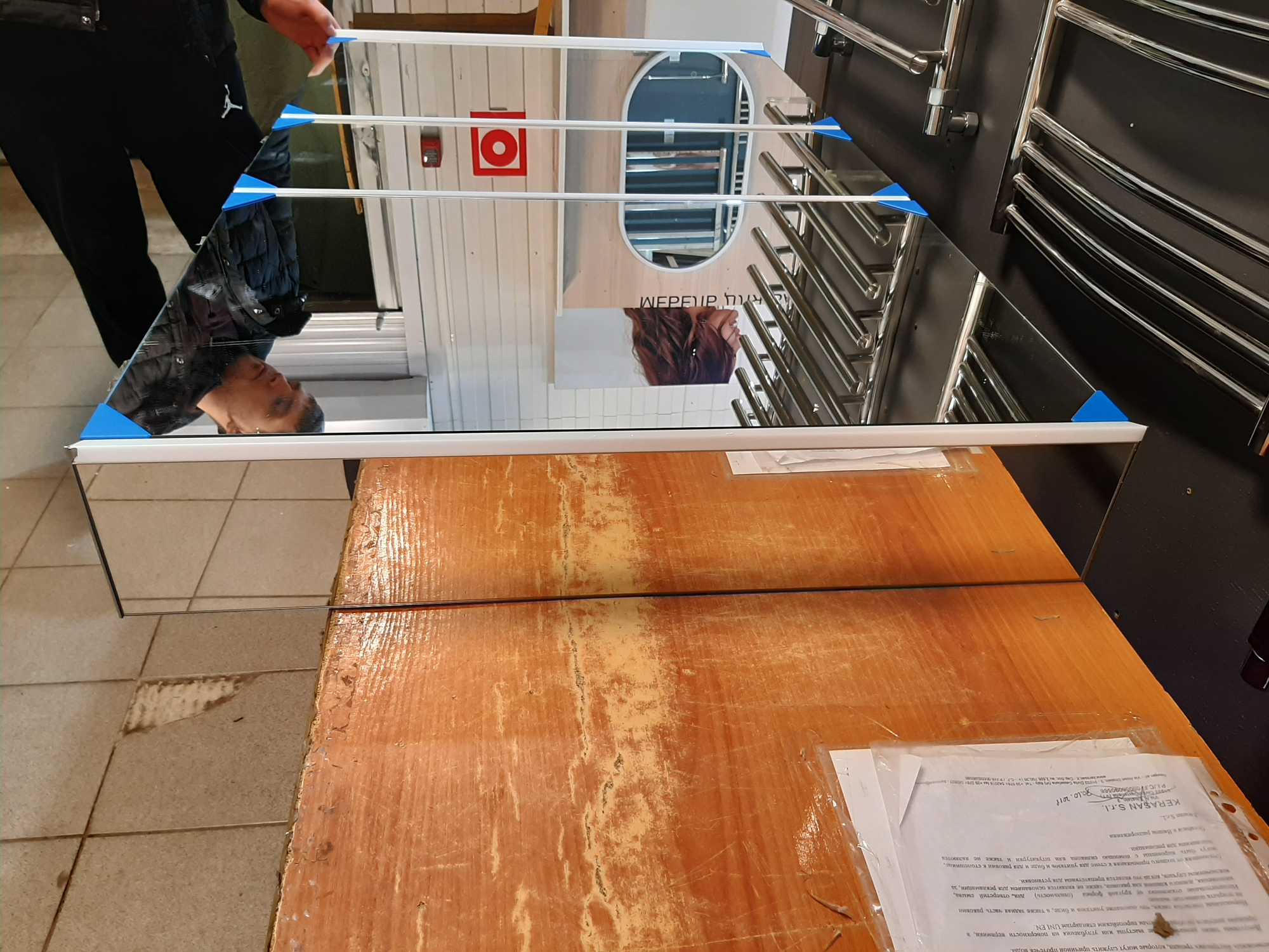 Laufen Frame Зеркальный шкаф 130x75см., LED-подсветка, алюминий, 3 двери, 2 розетки, с дефектом плафона