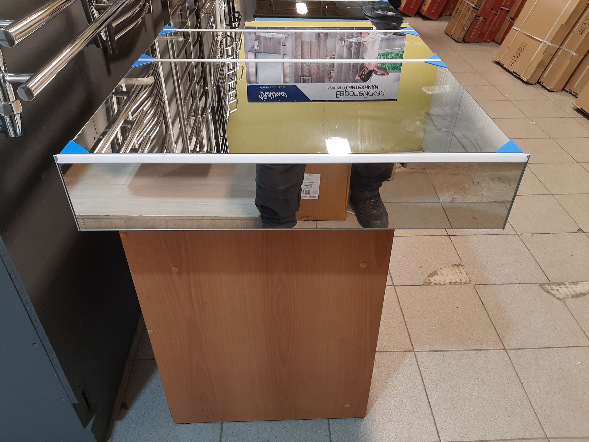 Laufen Frame Зеркальный шкаф 130x75см., LED-подсветка, алюминий, 3 двери, 2 розетки, с дефектом плафона